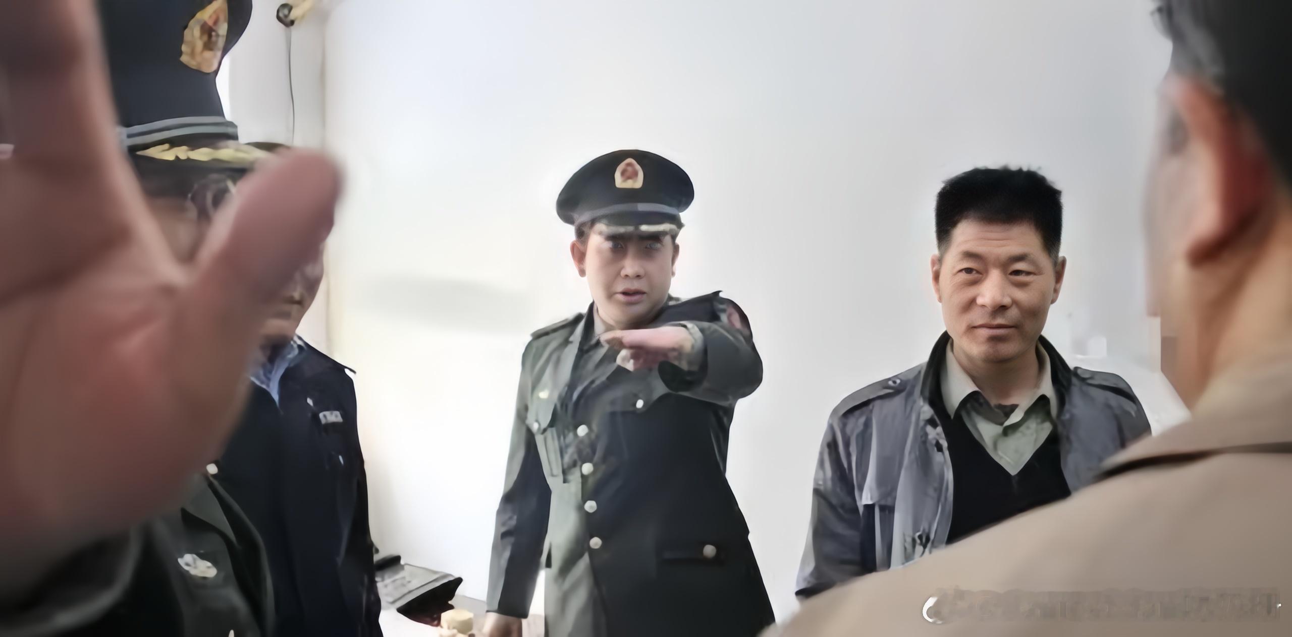 建国来最大假冒军人案：400人假军队，为何能横行许久？十几名身着军装的男子，在山西晋城菜市场当街追打