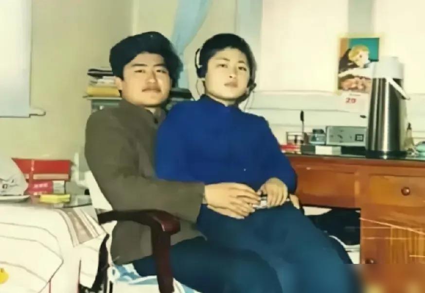 1985年那张老照片里，22岁的刘欢把10岁的弟弟刘啸抱在腿上，兄弟俩一个模子刻