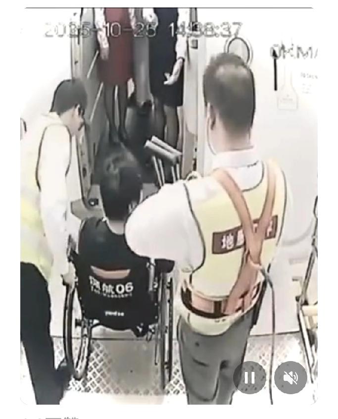 郑智化确实应该道歉！看了几遍深圳机场郑智化登机的视频，有图有真相尽管，深圳机