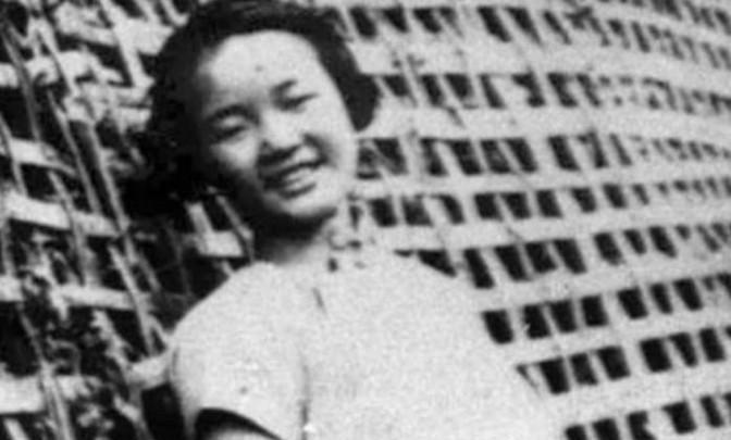 1941年，息烽监狱的监狱长将一名女囚召唤至办公室，他面带轻薄之色，一边解开自己