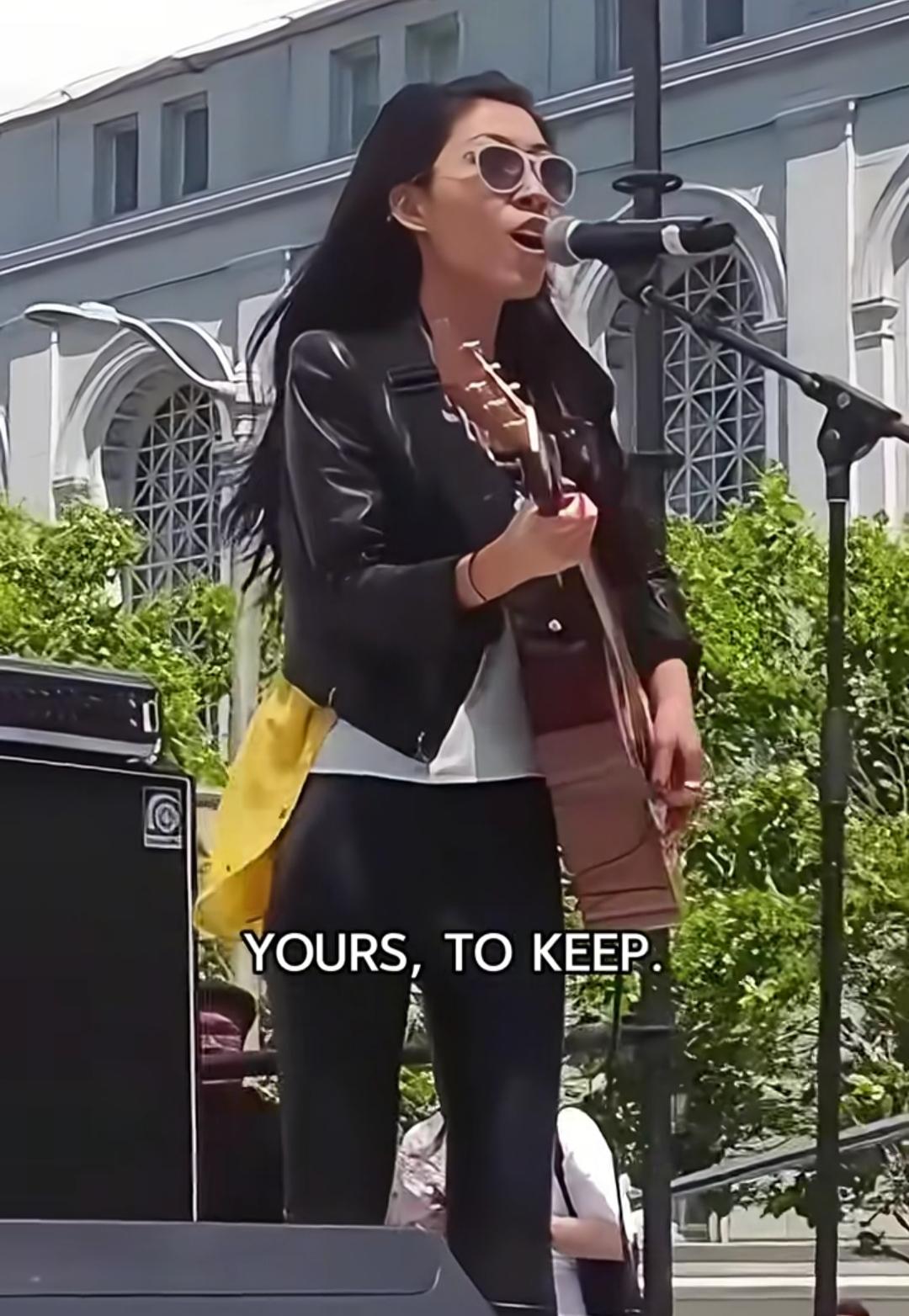 想复出，账号被封，曲婉婷最近想复出捞钱，开了短视频账号，又发新歌又拜年的