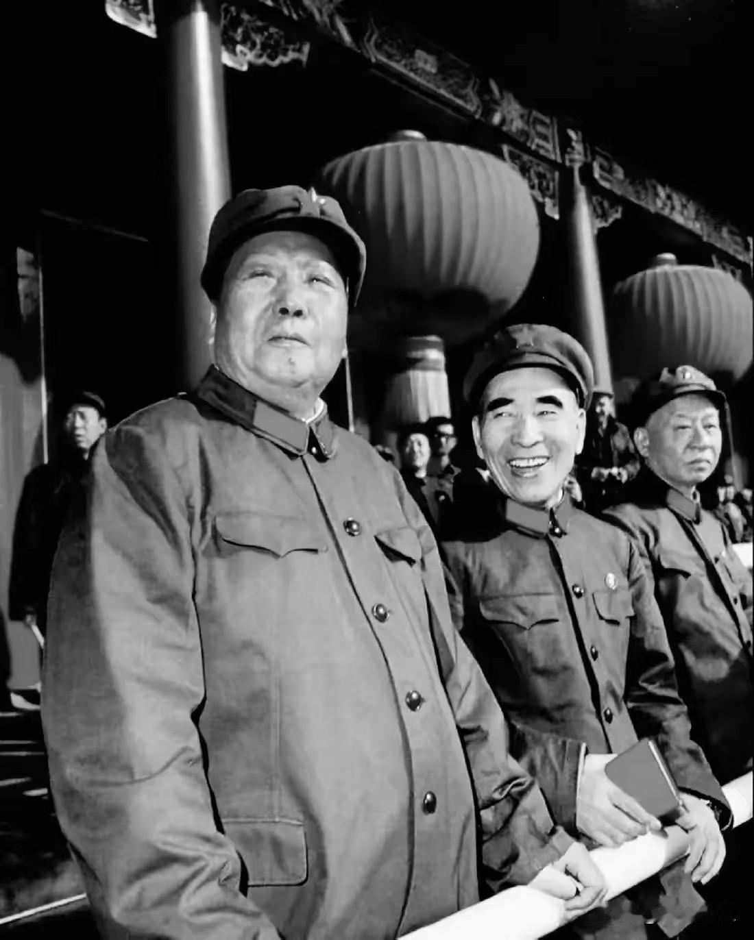 这张珍贵老照片拍摄于1966年10月1日1966年10月1日新中国成立17周