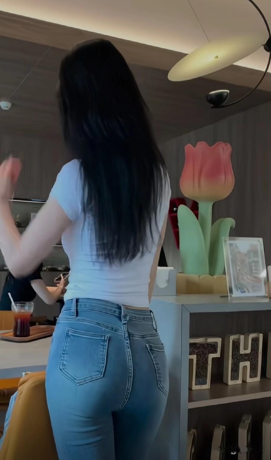 以前总觉得执念是深情，是坚持，后来才知道，它就是块绑在心上的石头，越抱越沉，压得