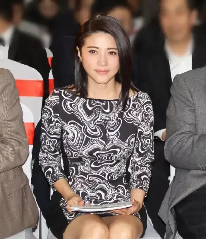 高清镜头下的颜丙燕，扛得住生图了，都是50多岁的人了，依旧那么有魅力。皮肤状态超