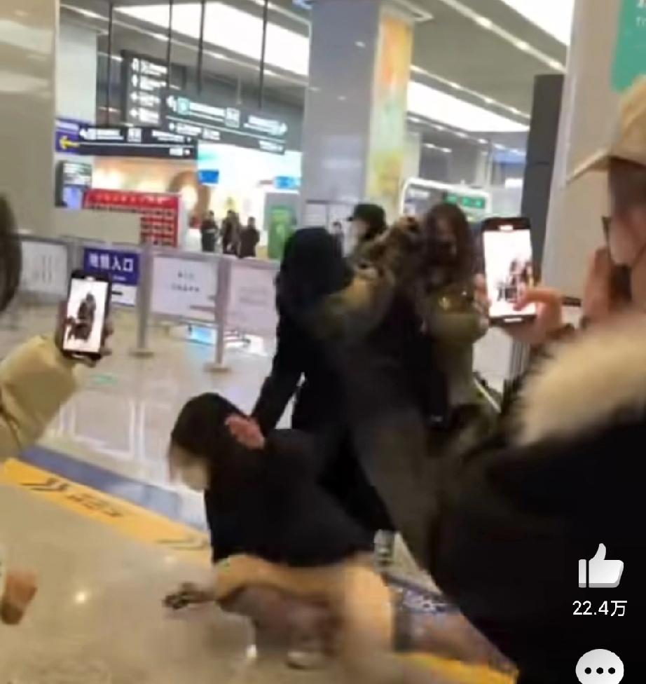 大家看灵超打粉丝事件了吗！当事人回应才是点睛之笔！别人被摔手机都要维权，这位