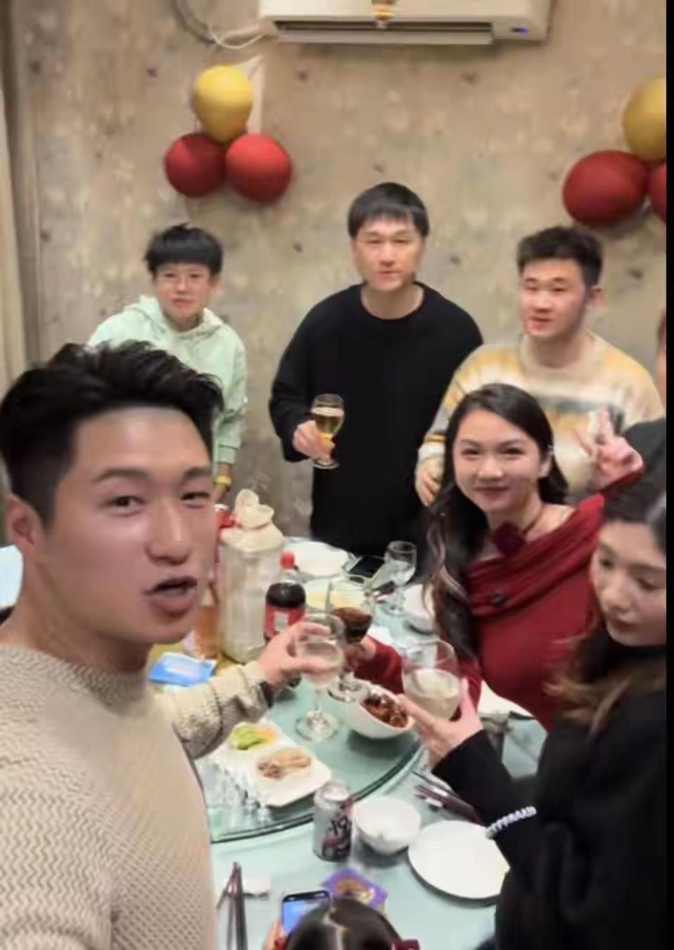 这是在什么地方？大概不用说看了图片很多人都清楚了吧，因为饭店的老板就在中间，开饭