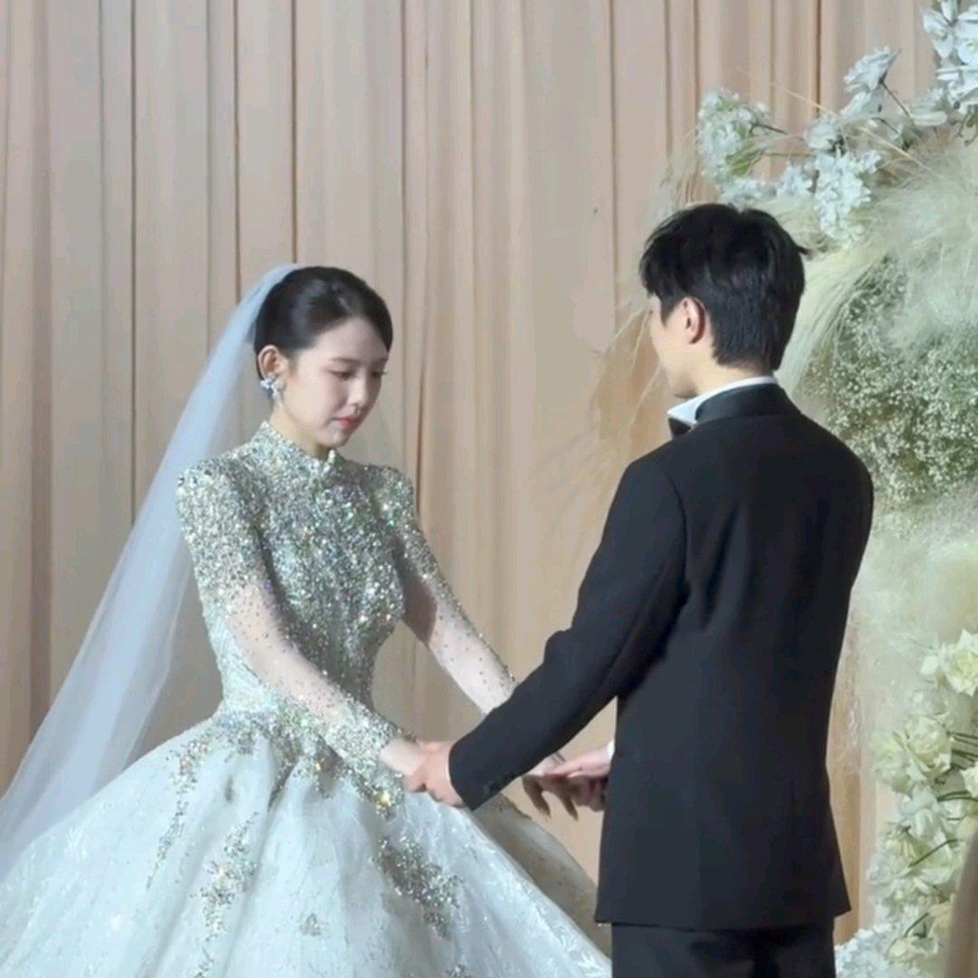 章若楠三妹结婚了，跟她超像章若楠家又有喜事了！三妹最近办了婚礼，去年二妹刚