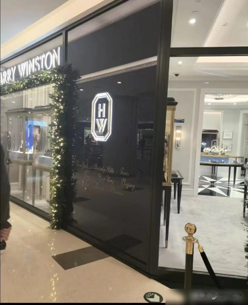 笑不活了，小菲这是把国贸奢侈品店焊在自己行程表里了是吧？前脚刚刷到筱梅忙工作