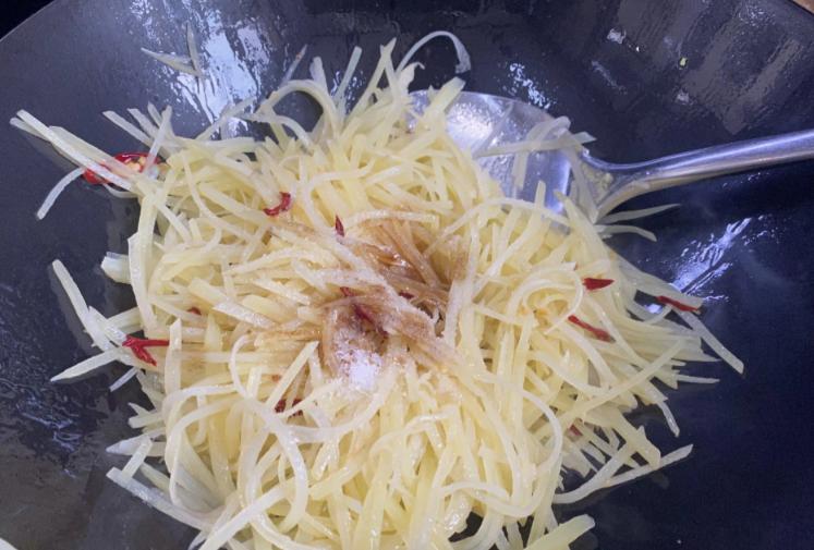 为啥老外把土豆当饭吃，咱们却炒土豆丝？前两天跟朋友吃饭，他点了份土豆泥，我调