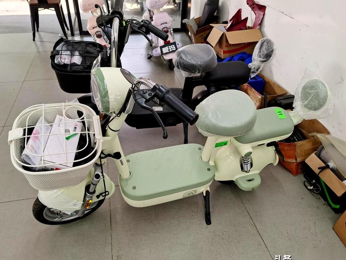 今天算是开了眼了。花四千多，买一辆新国标电动车，店家跟我说，这车是“半成品”！