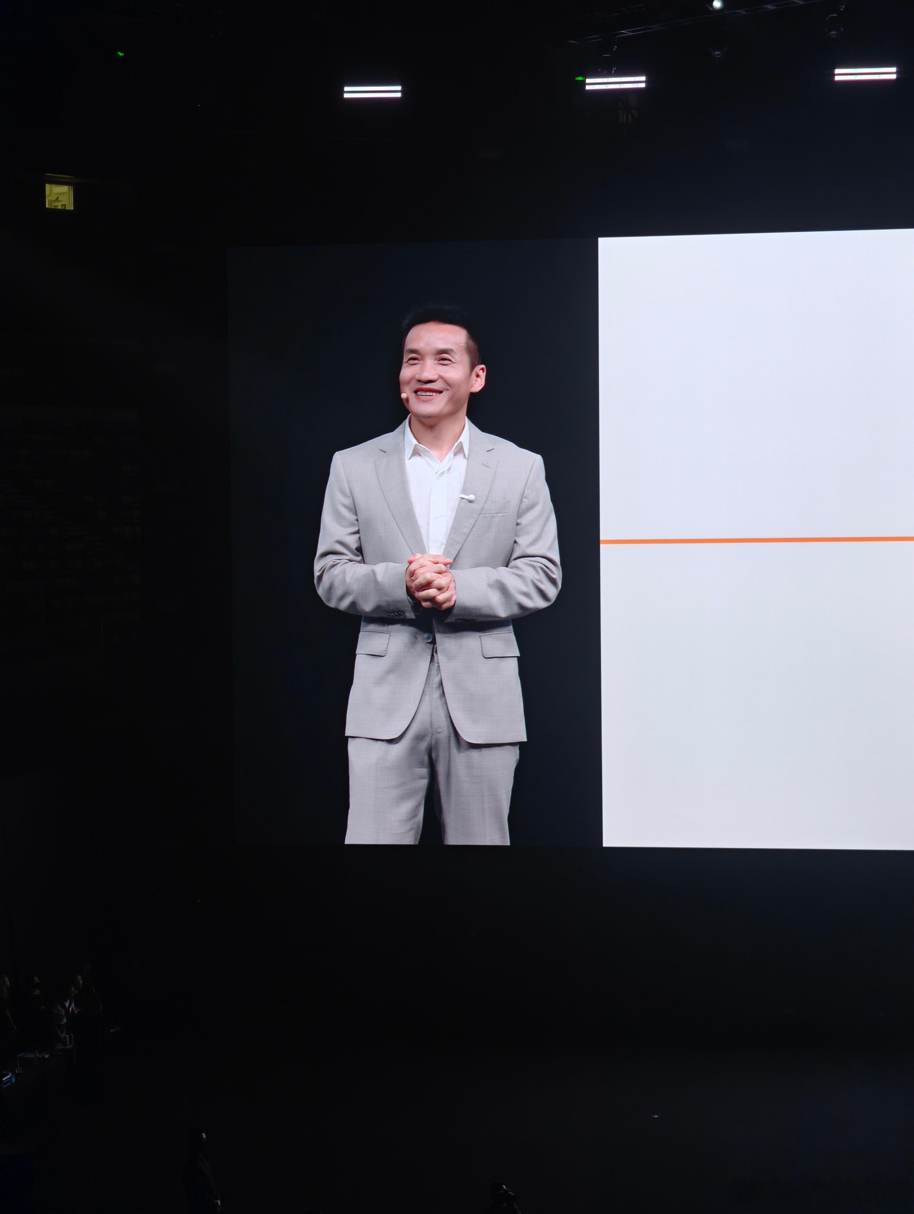OPPOFindX10系列，ProMax搭载了哈苏的三2亿镜头群。真别说，