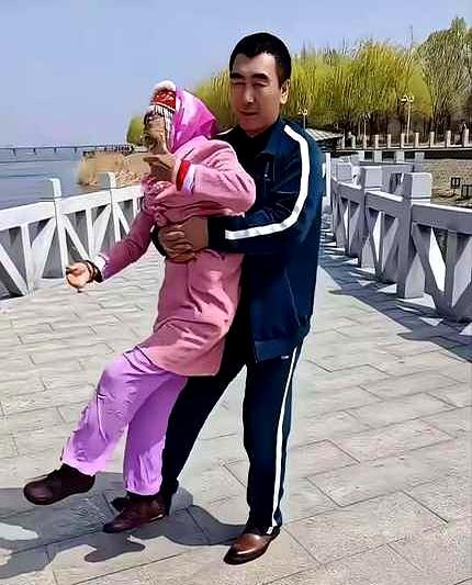 短视频里看李玉成把马玉琴收拾得花枝招展，一回眸，心里一哆嗦—那妆面，阴影打得有点