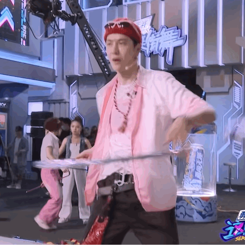 才发现王一博玩呼啦圈的时候不是在扭腰而且在顶胯啊啊啊啊啊发力点完全不一样🙉