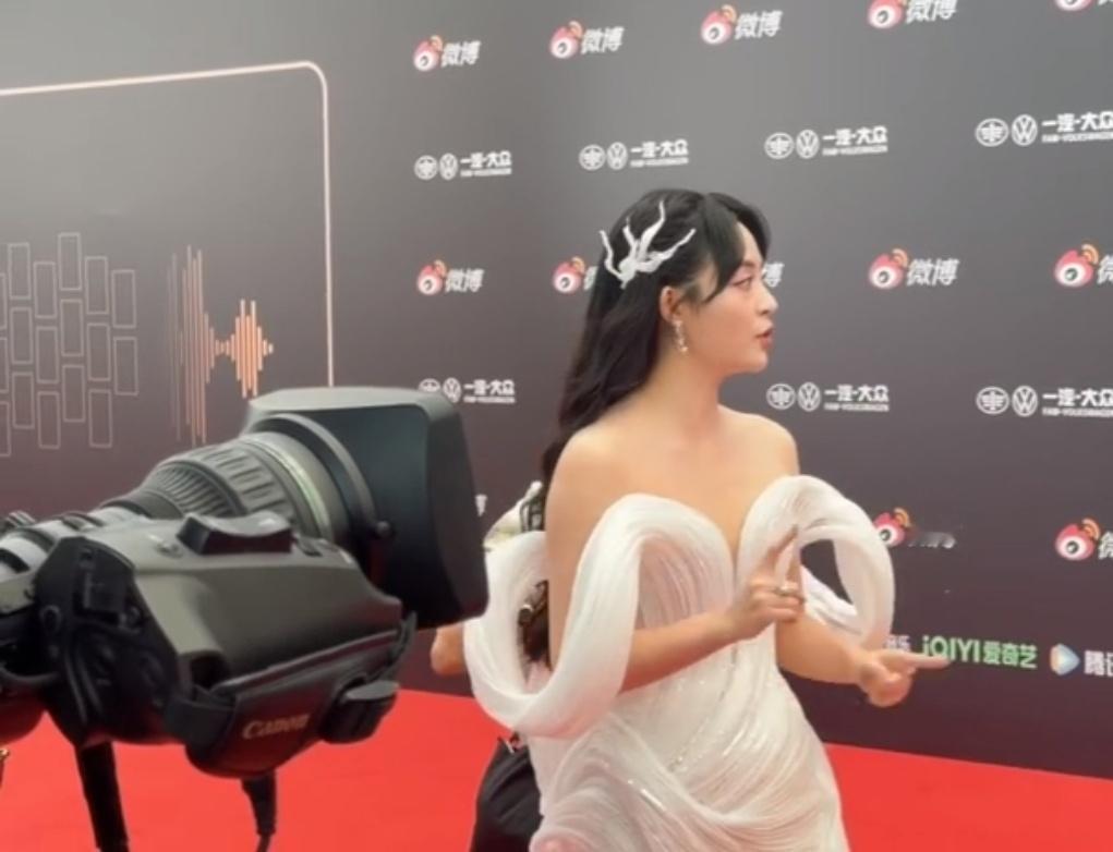 不愧是女明星，生图状态都这么能打！李莎旻子出席活动现场曝光，这套衣服穿得非常个性