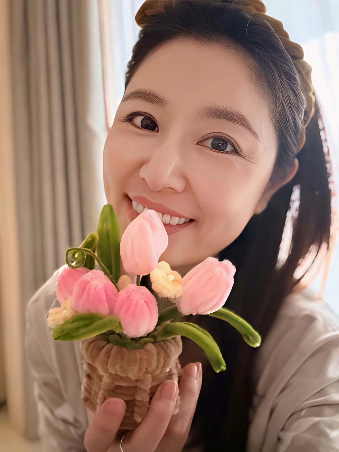 林心如晒出女儿小海豚的母亲节贺卡，全英文手写的字迹稚嫩却工整，配文里藏不住的笑意