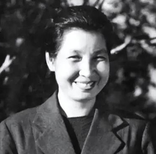 一天毛主席正在院子里烧水，只见一位漂亮的女红军轻轻绕到毛主席背后，猛然拍了一下毛