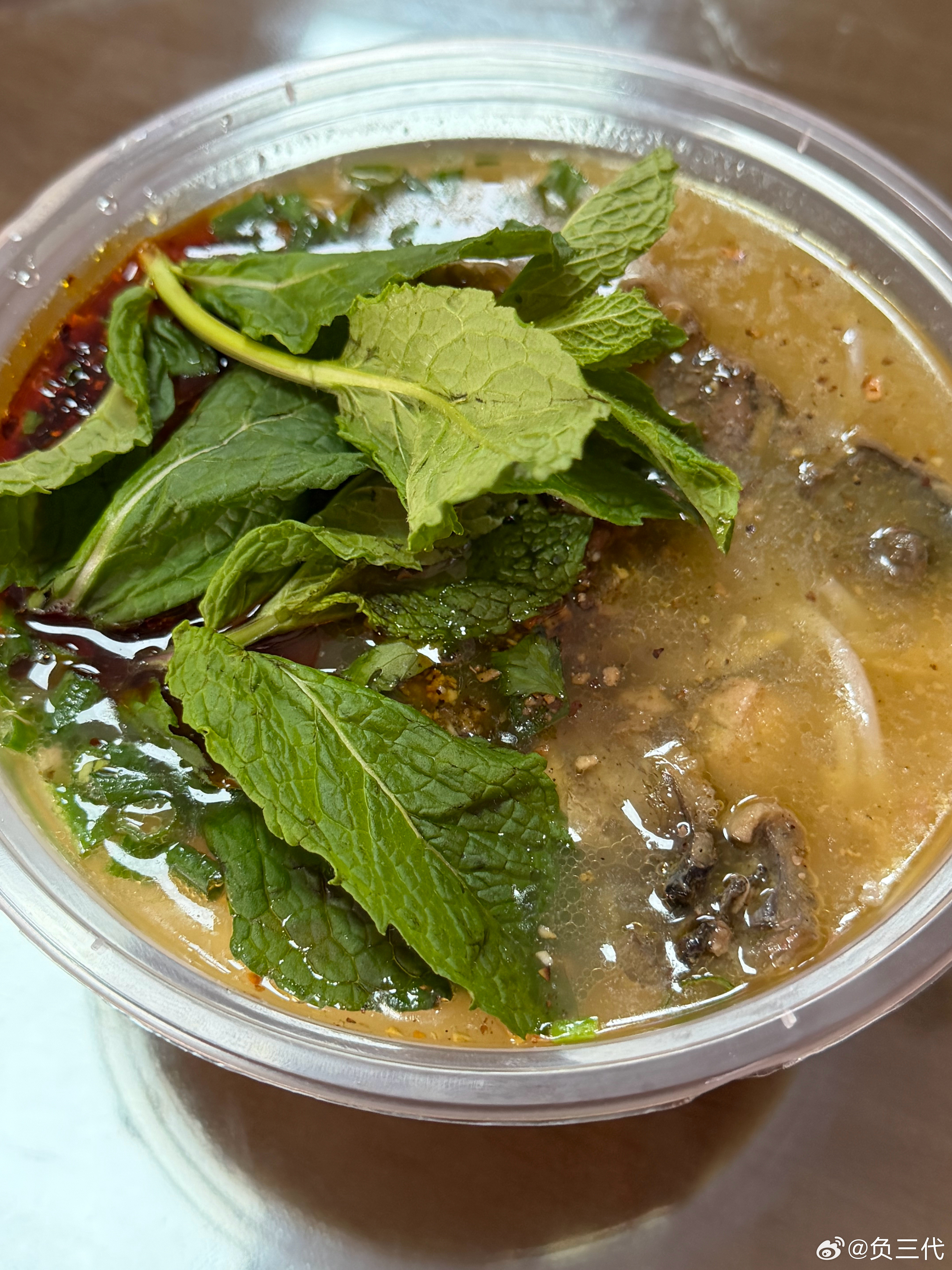 又来吃前年来过的小饭馆了，包浆豆腐和隔壁的鸡汤米线真的绝配