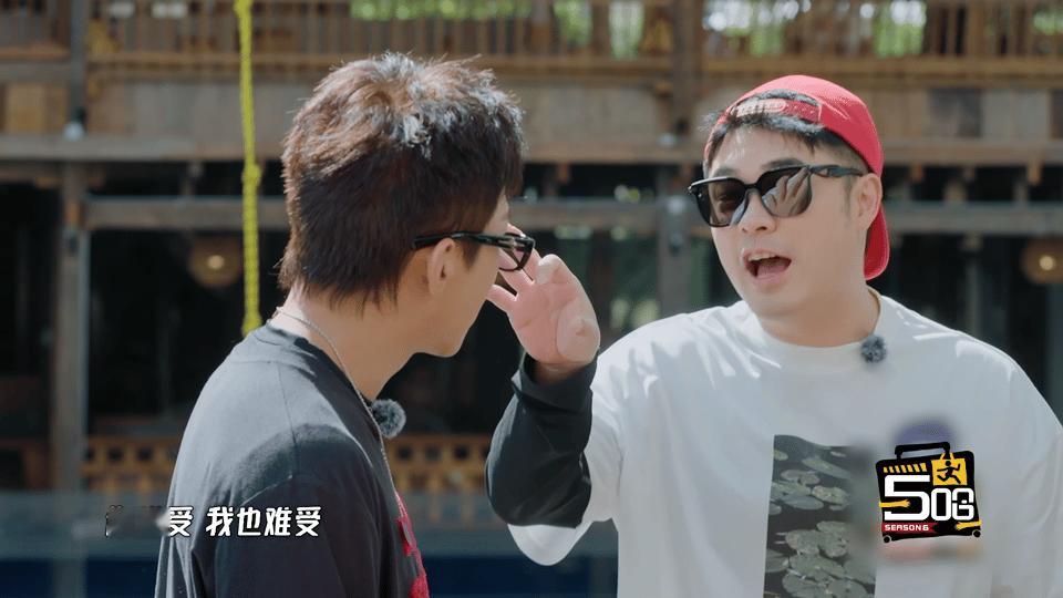 五哈全员看邓超爱豆妆的反应哈哈哈哈哈邓超对爱豆妆的执念太深，早起用冰水敷脸打底，