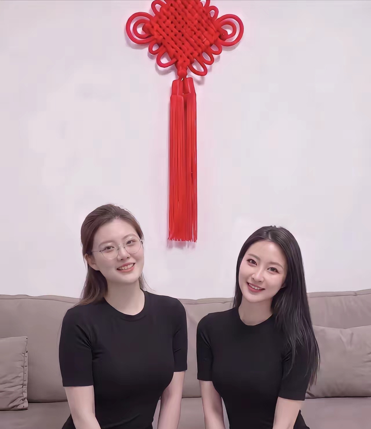 同样都是高颜值女生，为什么很多网友偏偏更喜欢戴眼镜的类型？我觉得并不是眼镜用来遮
