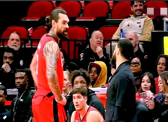 谢泼德一球把杜兰特晾半空他带球一路冲，眼里只有地板，杜兰特身边三米没人，