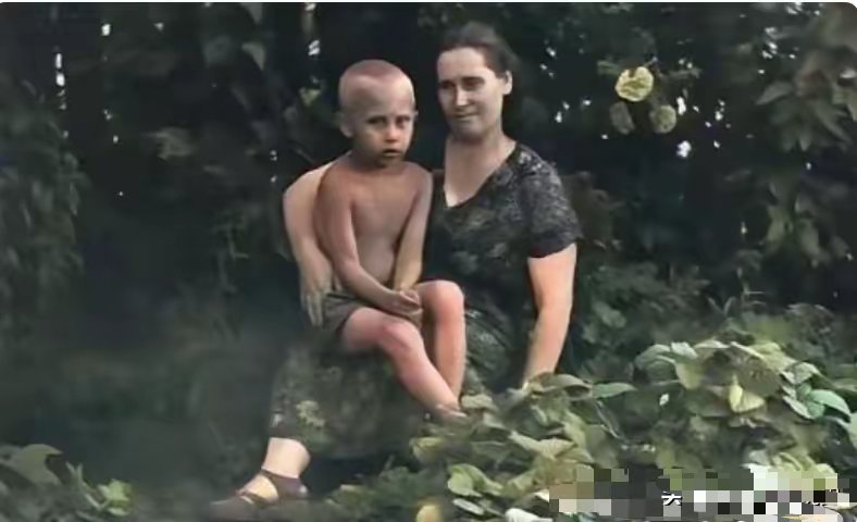 这是五十年代拍下的老照片，留存下童年普京与母亲的珍贵瞬间。镜头里的他身形瘦弱，难以预料，眼前这个安静