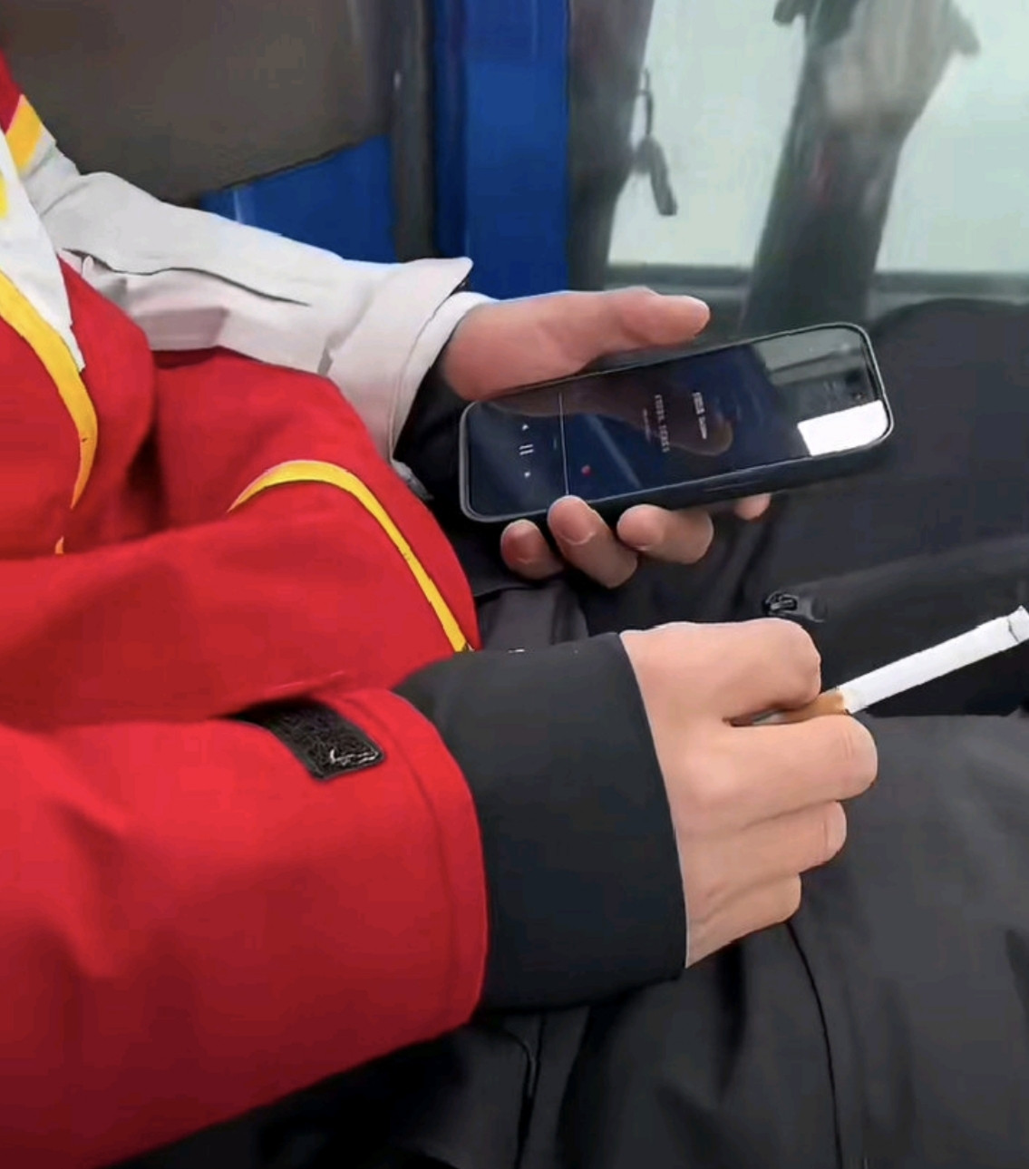 新疆阿勒泰青格里狼山国际滑雪场发生一起因缆车吸烟引发的惊险事件。一名游客在缆车密