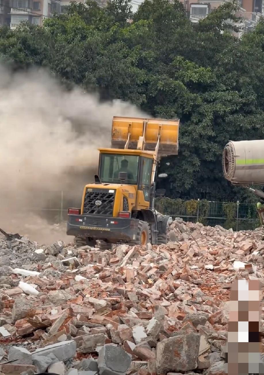 广州。疑是开发商或者房东为了驱赶二手汽车城的这些租户，采用扬尘这种非常恶劣的行为