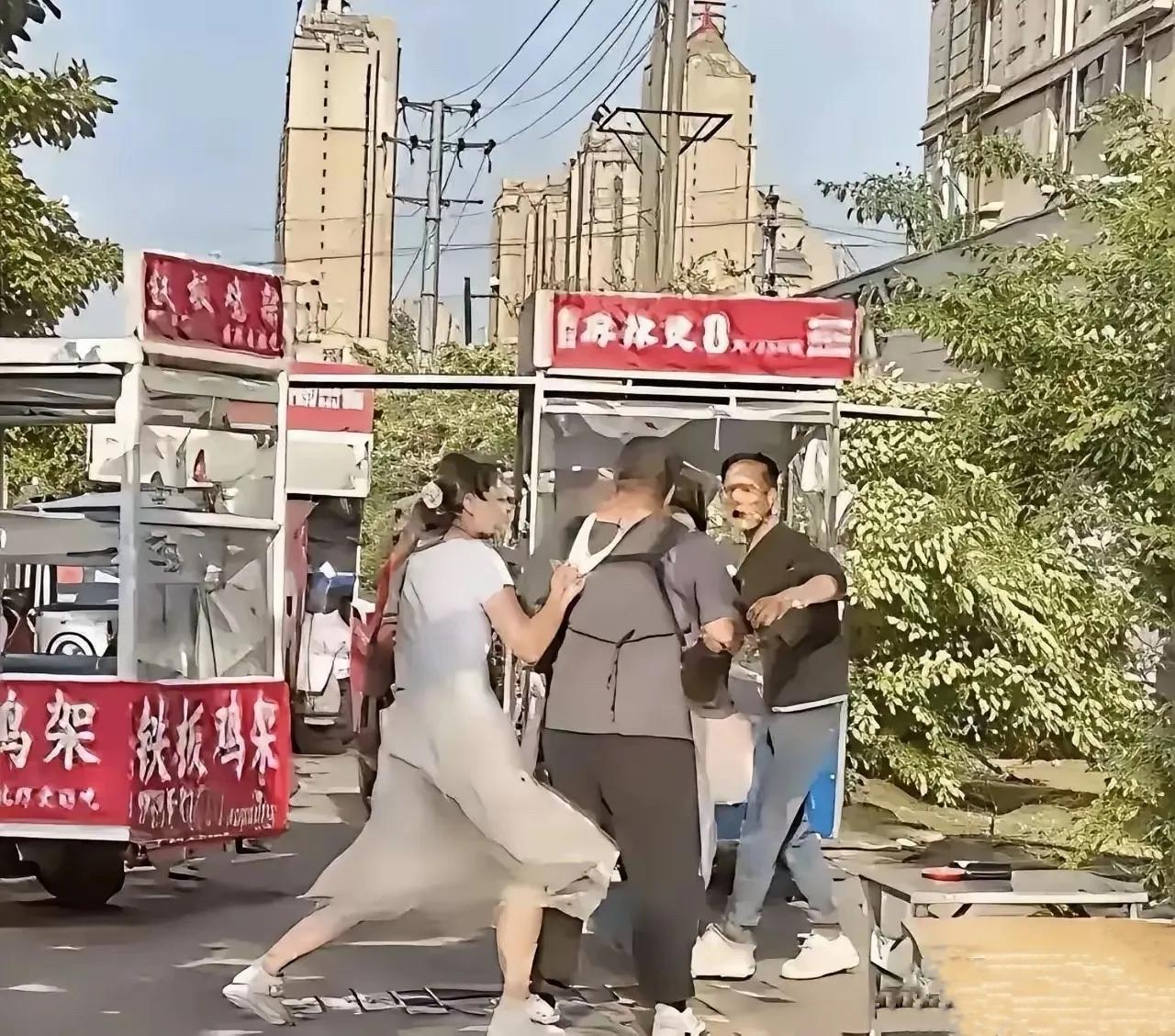 内裤套头，如此奇耻大辱，大哥竟然轻飘飘的揭过了？前一段时间，两摊贩吵