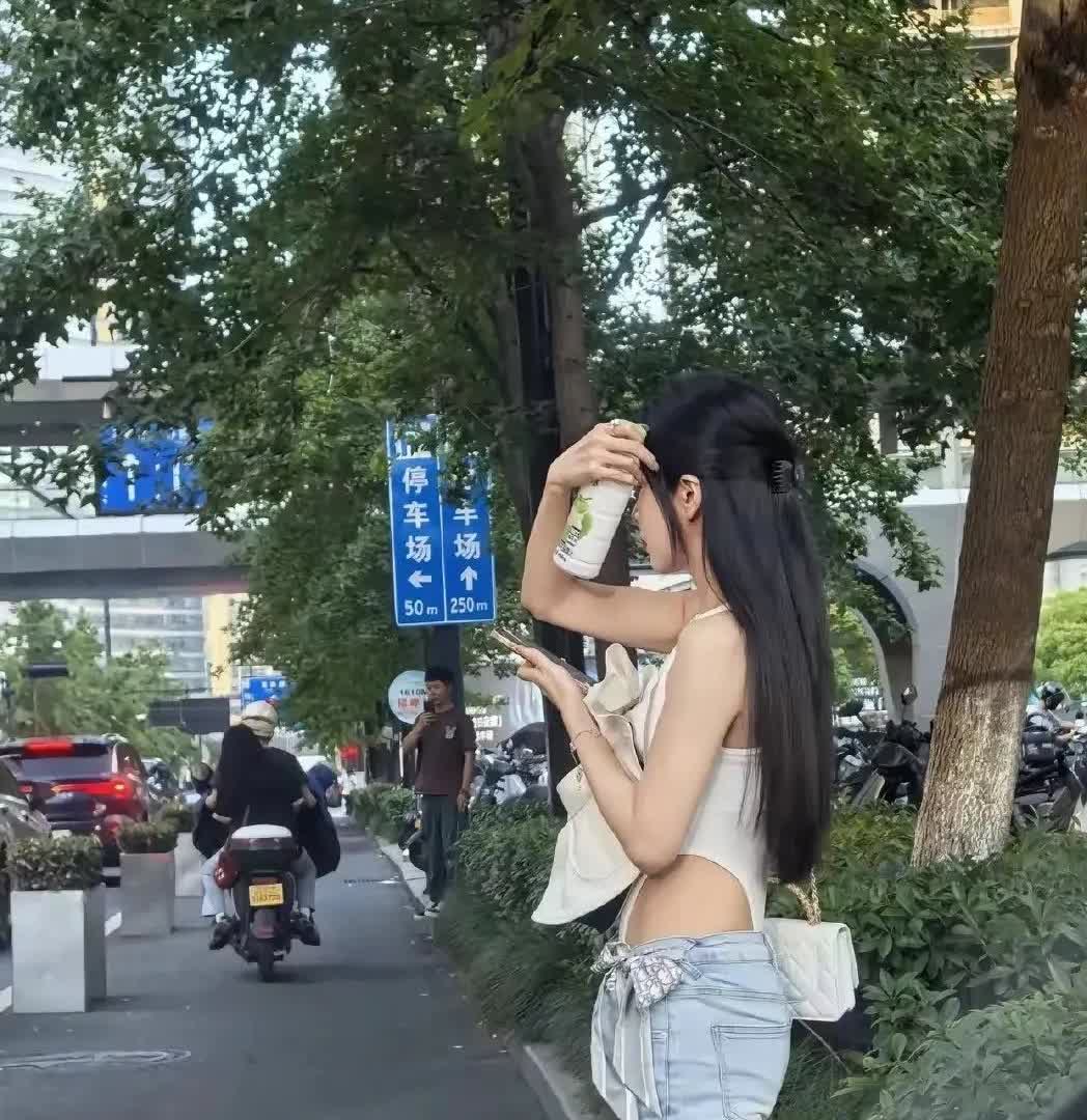 广东，有一名男子驾车停在路边接朋友，在他在车上等朋友的过程中，看到一名年轻貌美的