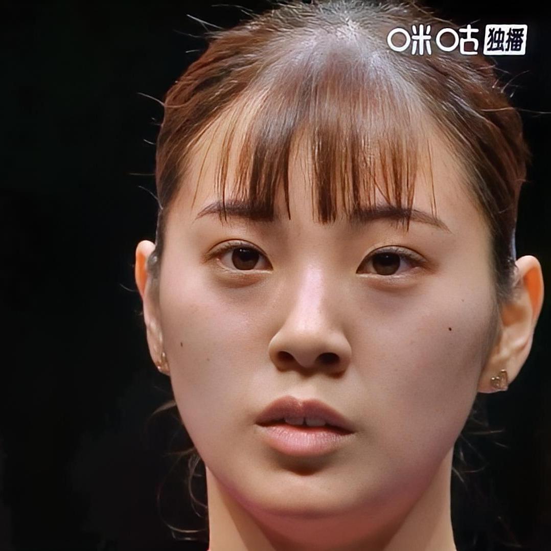 大家有没有发现，长崎美柚在比赛里从不擦汗。依照比赛规则，双方每得6分，球员能到场