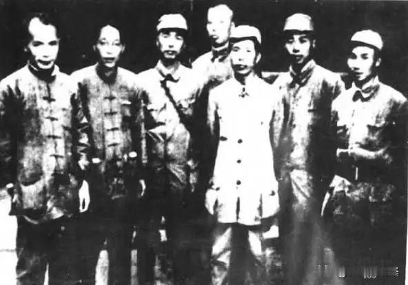 1945年9月，苏浙军区第2纵队在北撤途中，部分领导人在青浦县观音堂合影。左起: