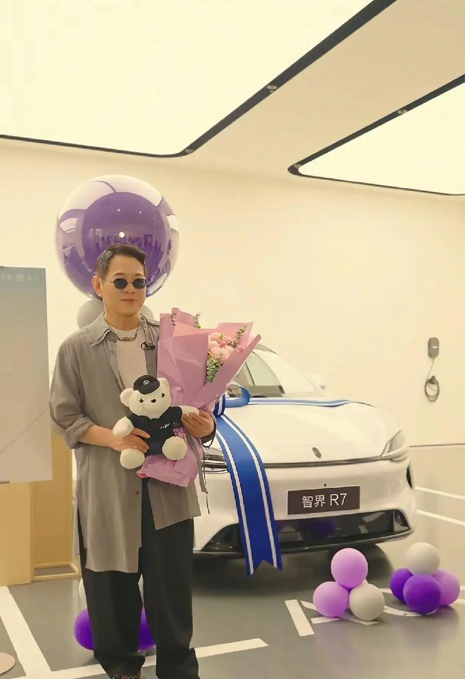 李连杰给大女儿送结婚礼物，我不奇怪。李连杰给大女儿送的结婚礼物是车，我也不奇怪