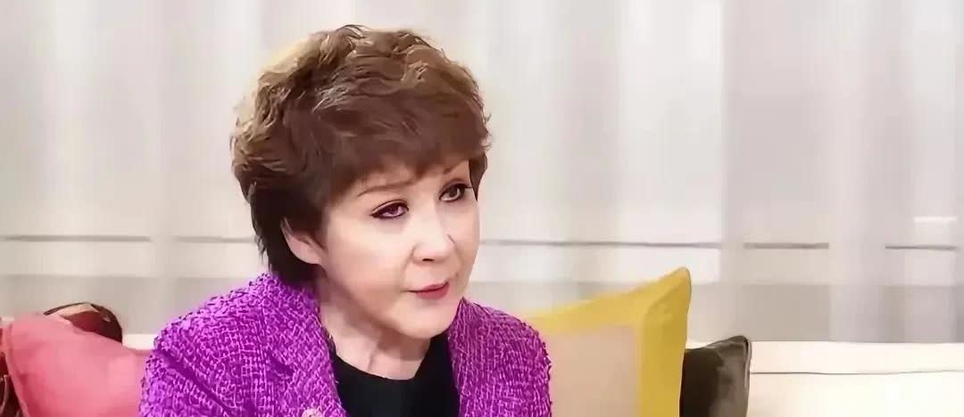 78岁的丁佩现在什么都敢说，她最新爆料了李小龙去世的真相，李小龙的突然去
