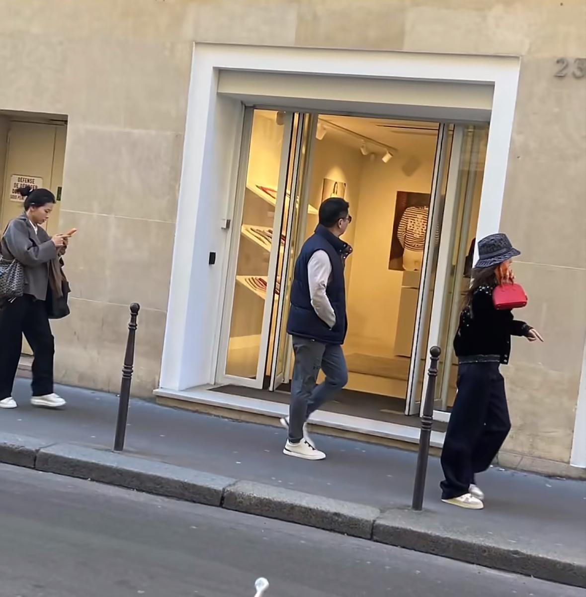 刘强东夫妇巴黎街头被偶遇，夫妻俩一前一后无交集，章泽天好时尚​​​