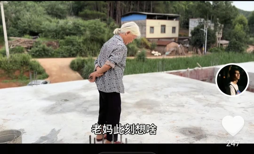 唐尚珺在村里盖房子的地方，应该很偏僻，因为在当下农村都普及水泥路，或者国家给农村