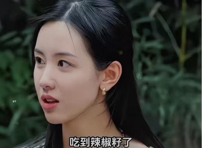陈都灵：“吃到辣椒籽了。”何炅：“那个辣，我给你拿水，冰的好吗？”陈都灵