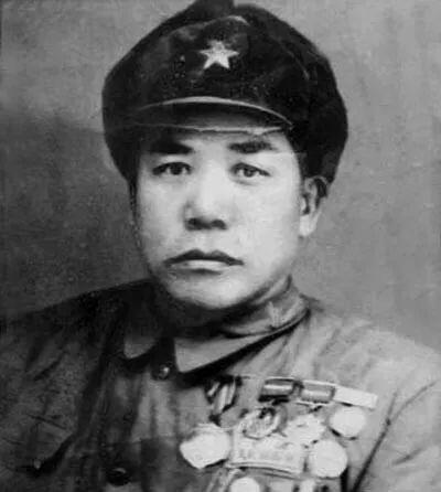 1955年全军授衔，伟人翻着名册忽然停住："那个一人挑翻27个鬼子的吕俊生，怎么