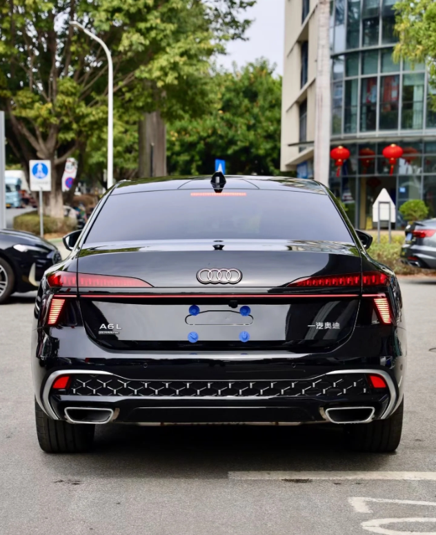 奥迪A6L逐渐的开始放飞自我了，慢慢的摆脱“公务用车”的刻板印象，踏上了年轻化的