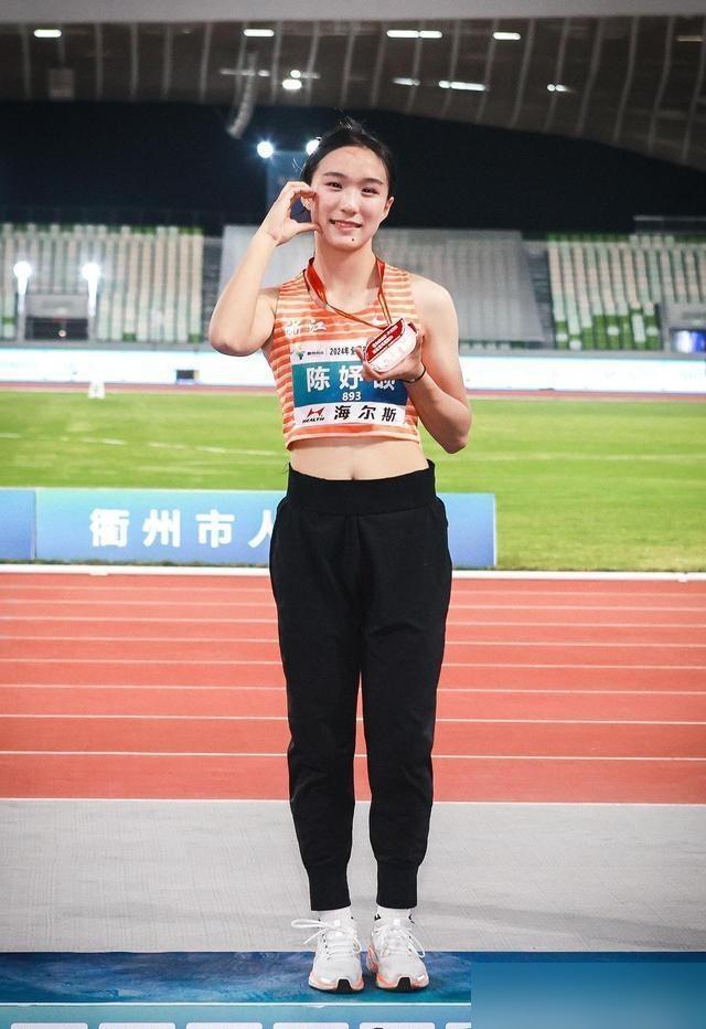17岁跑11秒08，步频每秒4.8步，跟男选手一个档，但一量步幅，露馅了。别