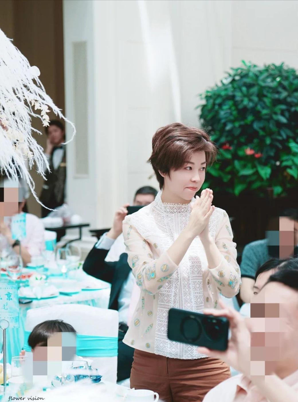 44岁张怡宁带家人参加婚礼，6岁儿子，64岁老公近照曝光！曾是袁立前男友的徐威，