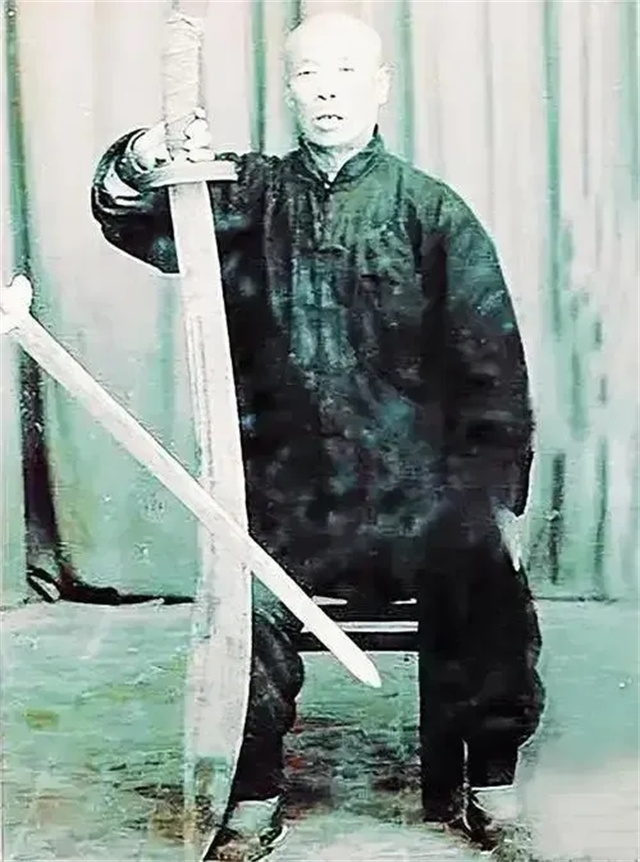 1943年，15岁女孩刘杰英不幸被两个日本士兵盯上，她强装镇定，一路引着两人来到