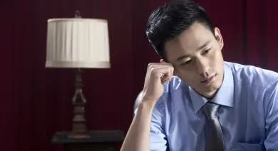 29岁男子马上就要结婚了，可是他就是高兴不起来，他一个月工资两万元，女孩一个月工