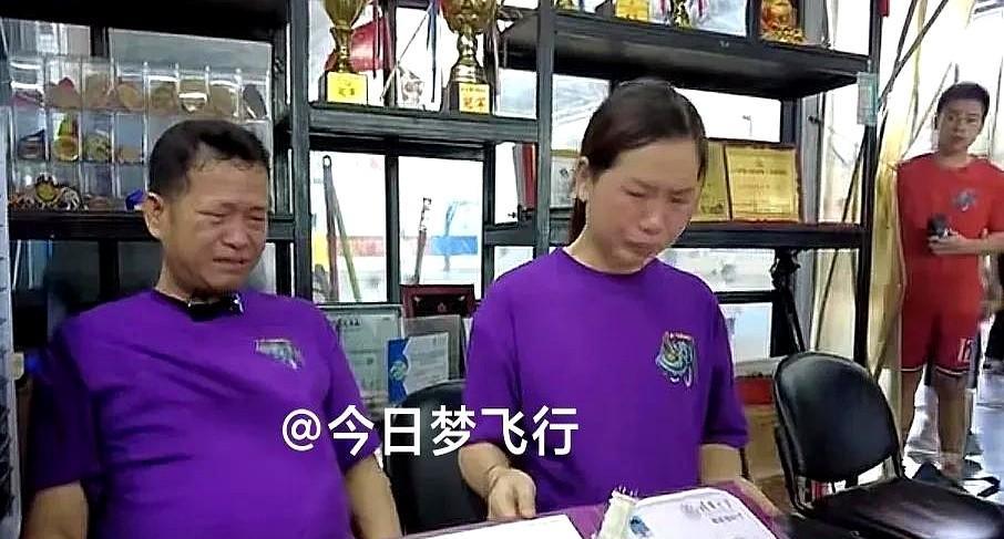 别再逼孩子放弃特长了，有人靠打球进了清华。18岁篮球国手何文炜，被保送清华，父
