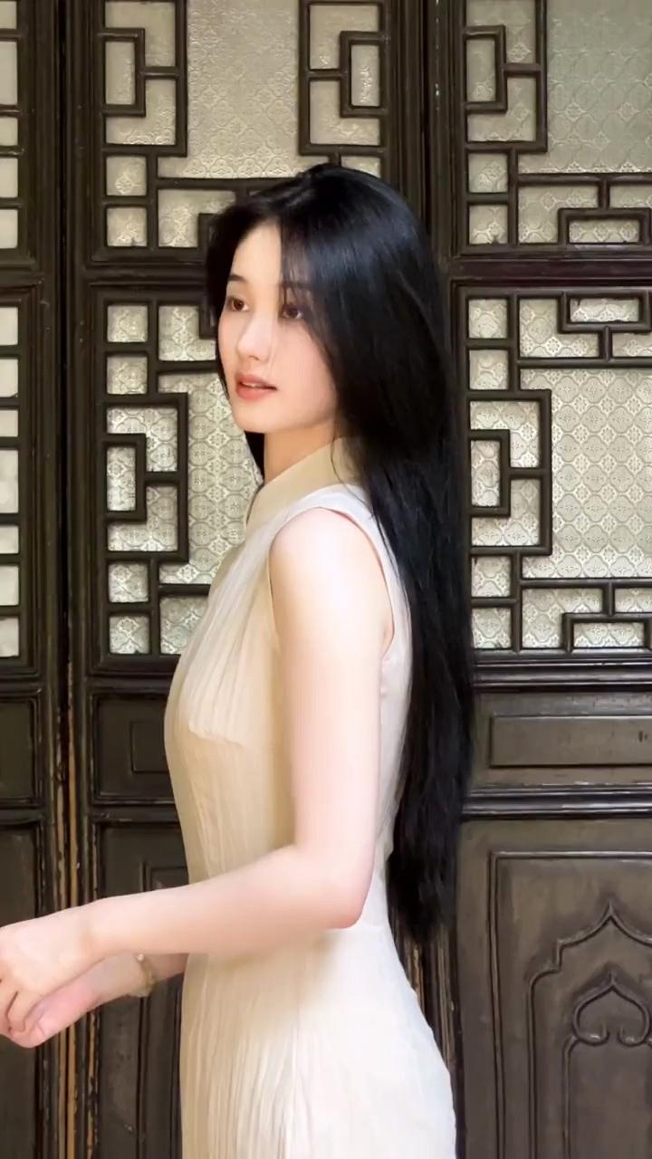 玉人倚栏立，风姿绰约间。