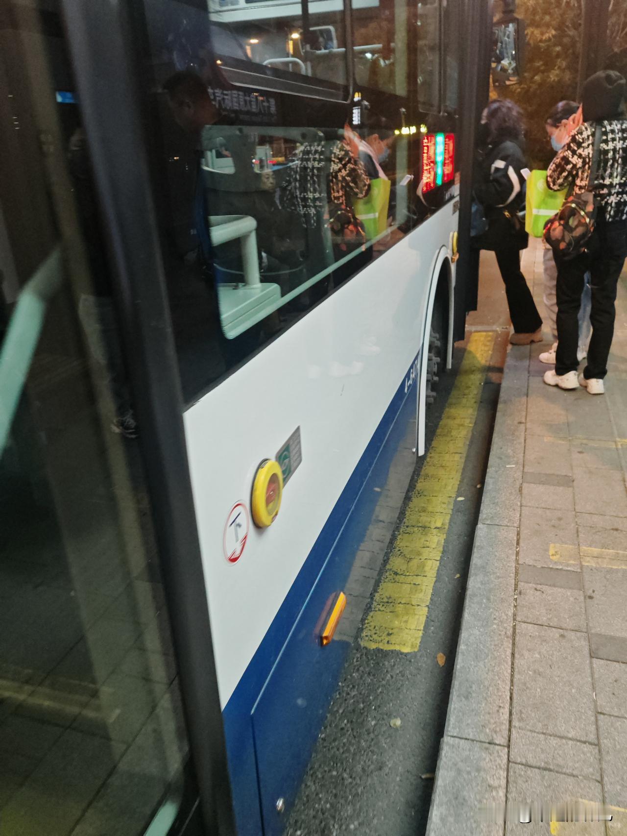 该不该坐？单位有个男同事，跟我同路，我坐公交非常耗时又费力，正好，单位