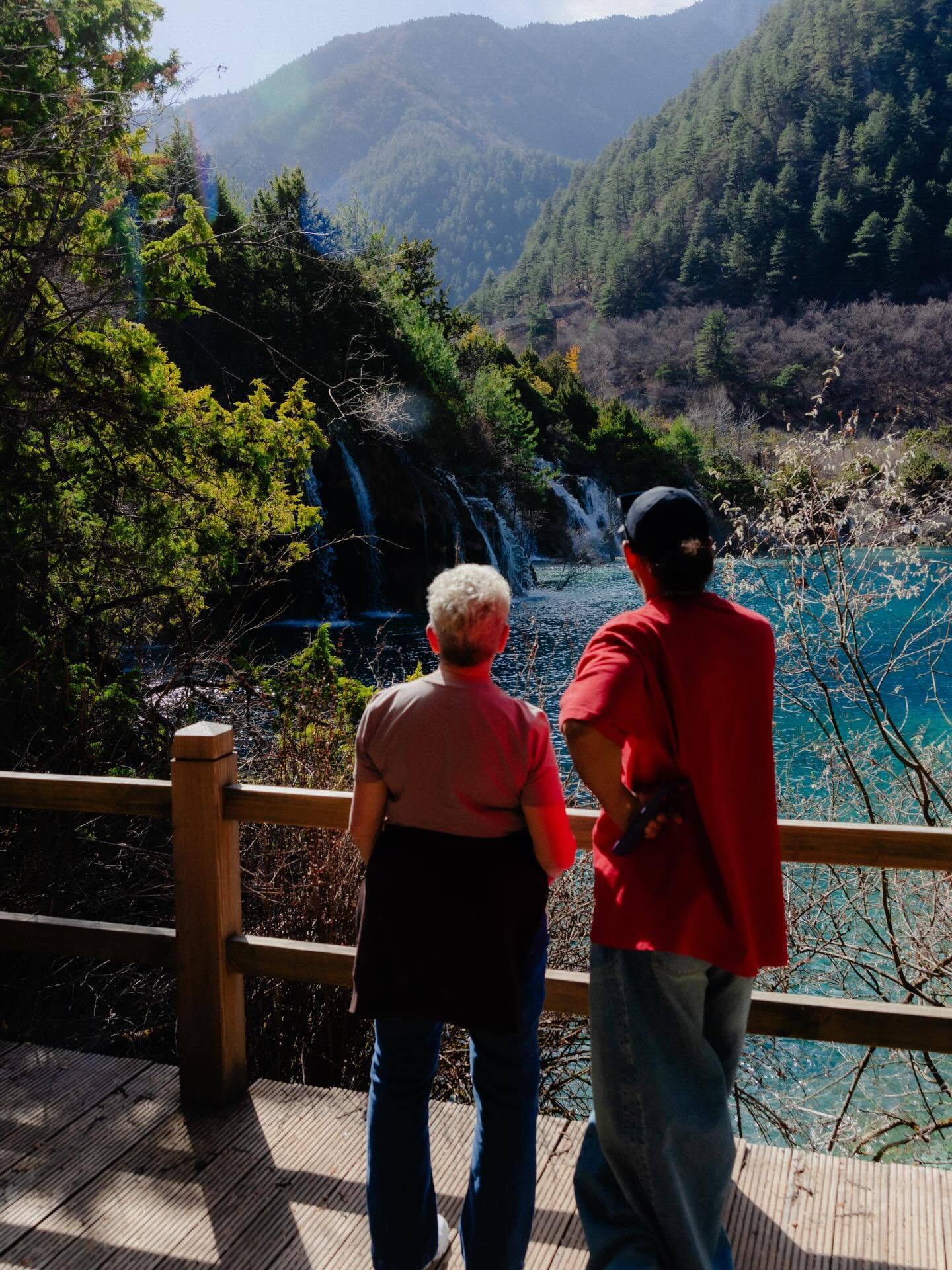 汉密尔顿是懂川西旅游的汉密尔顿在上海赛前，带着妈妈奔赴川西九寨沟，把赛前备战过成