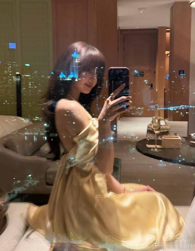 曼谷街头Lisa身着金裙现身友人婚宴，网友凭装扮猜测新计划，行程繁忙却显亲民