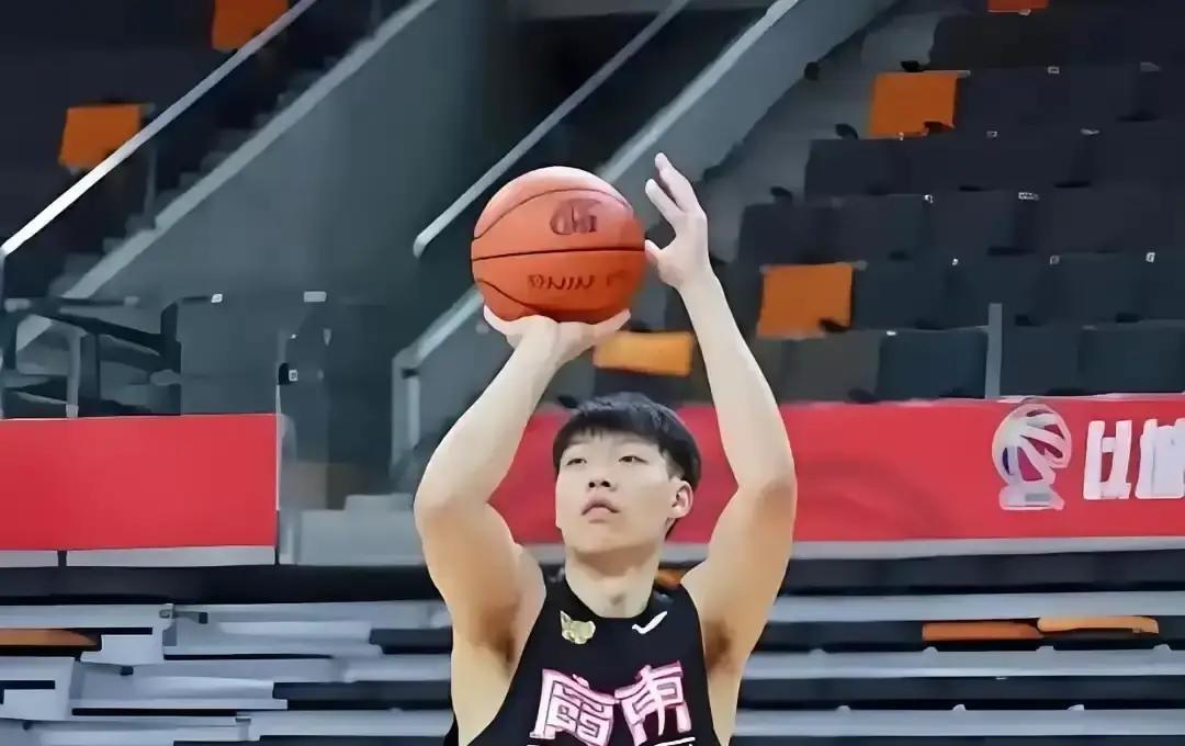 韧带断那天，他刚签百万代言张昊骑车去训练，绿灯起步被外卖撞飞。膝盖嘎吱一声