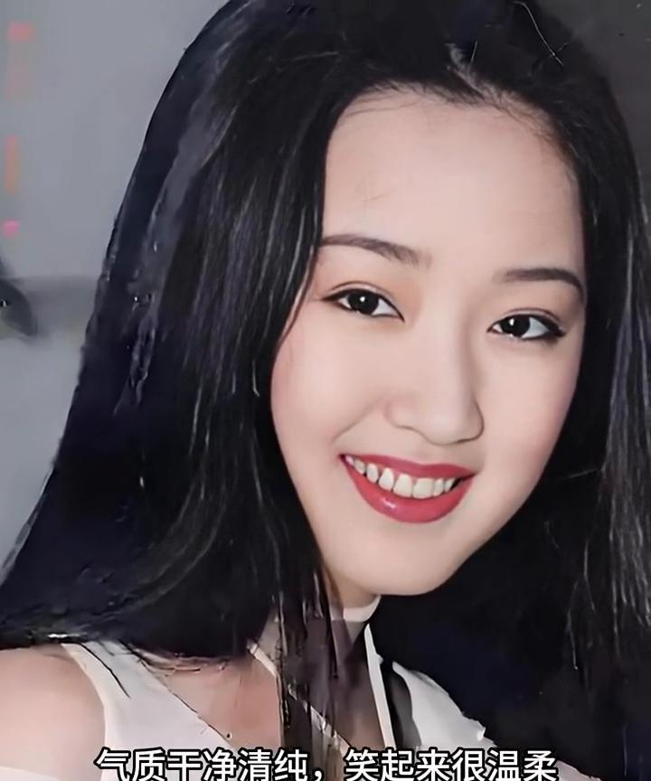 她是真的漂亮，年轻时美得耀眼，气质干净清纯，笑起来很温柔。一头黑长直发，眼睛又大