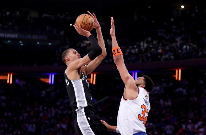 看NBA上咪咕视频，万众瞩目的NBA总决赛第三场，已经落下帷幕，两连败的圣安东尼